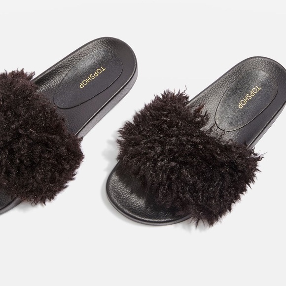 🖤 HOWL faux shearling sliders from TOPSHOP 🖤